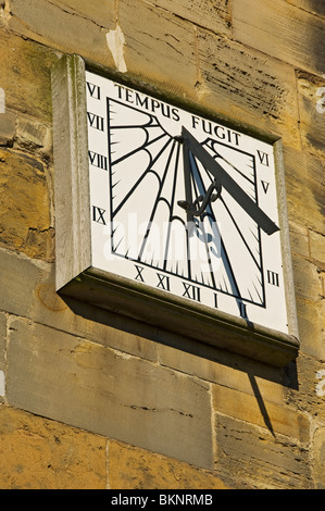 Nahaufnahme der Sonnenuhr an der Wand von Bridlington Priory Church (St. Mary) East Yorkshire England Großbritannien GB Großbritannien Stockfoto