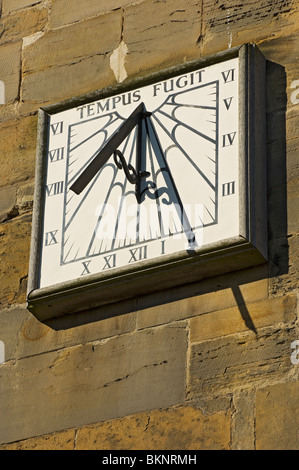 Nahaufnahme der Sonnenuhr an der Wand von Bridlington Priory Church (St. Mary) East Yorkshire England Großbritannien GB Großbritannien Stockfoto