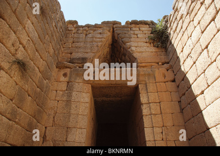 Mykene. Schatzkammer des Atreus oder Grab des Agamemnonis "Tholos". Eingang zum Grab Grab. Um 1250 v. Chr. gebaut.  Griechenland Stockfoto