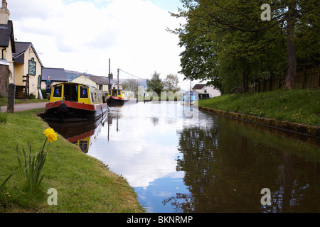 Narrowboats auf Monmouthshire & Brecon Canal bei Gilwern Südwales Stockfoto