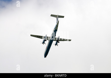 Unterseite der eine De Havilland Canada DHC 8 400 Flugzeug nähert sich Southampton Aurport südlichen England UK Stockfoto