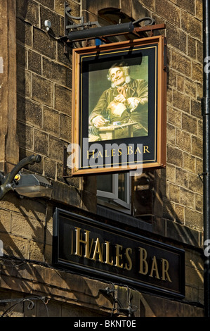 Nahaufnahme des Hängeschilds über dem Eingang nach Hales Bar Pub öffentliches Haus Harrogate North Yorkshire England Vereinigtes Königreich Großbritannien GB Großbritannien Stockfoto