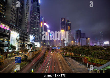 Verkehr in der Nacht in Causeway Bay auf Hong Kong Island Stockfoto