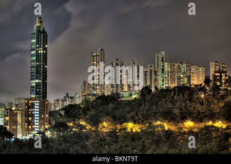 Hohe Gebäude in Hong Kong Island City Center bei Nacht Stockfoto