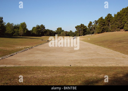 Heiligtum von Olympia. Panorama des alten Olympiastadions. Im Osten der archäologische Ort. Elis. Peloponnes. Griechenland. Stockfoto