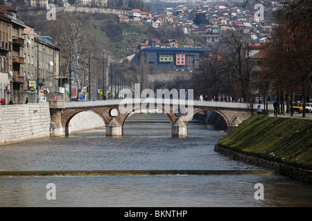 Fluss MILJACKA & LATIN BRIDGE SARAJEVO Bosnien & Herzegowina SARAJEVO Bosnien & Herzegowina 15. März 2010 Stockfoto