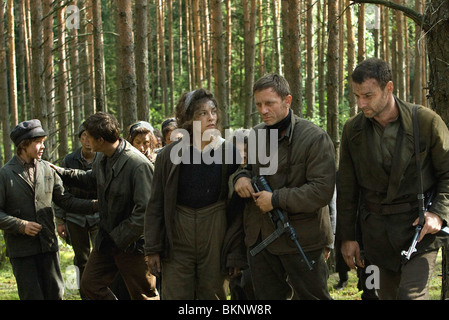 DEFIANCE (2009)-DANIEL CRAIG, JAMIE BELL, LIEV SCHREIBER, ALEXA DAVALOS EDWARD ZWICK (DIR) DEFN 001 Stockfoto