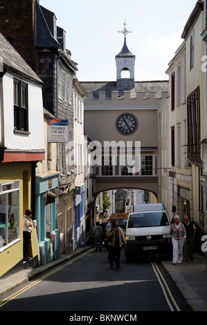 Totnes Stadtzentrum Läden South Devon England UK blickte der High Street auf der berühmten East Gate Arch Stockfoto