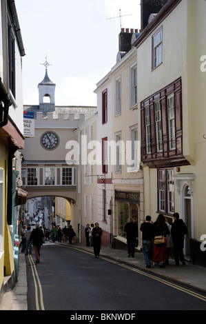 Totnes Stadtzentrum Läden South Devon England UK blickte der High Street auf der berühmten East Gate Arch Stockfoto
