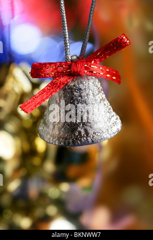 Silberne Glocke in den Weihnachtsbaum mit roten Band, Xtmas Karte Stockfoto