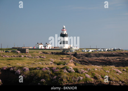 Fernblick über den Haken Leuchtturm auf der Halbinsel Hook, Co Wexford, Irland. Stockfoto