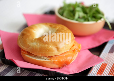 Räucherlachs und Cream Cheese Bagel Stockfoto