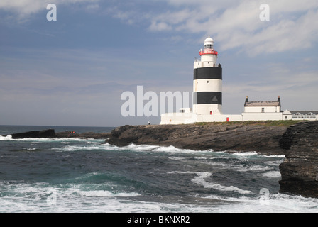 Die Hook Lighthouse auf einem Felsvorsprung der Hook Halbinsel, Co Wexford, Irland. Stockfoto