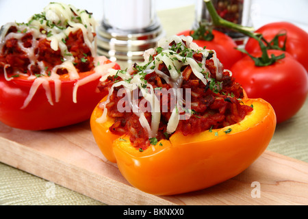 Paprika gefüllt mit Rindfleisch, Reis, Tomaten-Mischung und belegt mit Mozzarella. Stockfoto