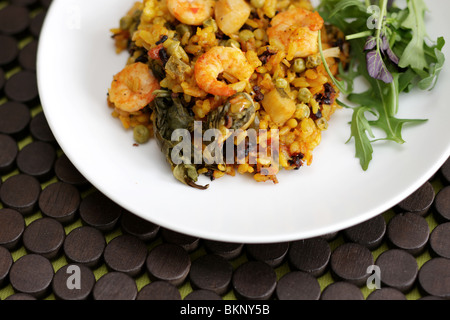 Frisch zubereitete gesunde mediterrane Stil König Garnelen und Jakobsmuscheln Paella mit Reis und keine Leute Stockfoto