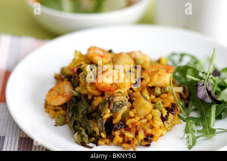 Frisch zubereitete gesunde mediterrane Stil König Garnelen und Jakobsmuscheln Paella mit Reis und keine Leute Stockfoto