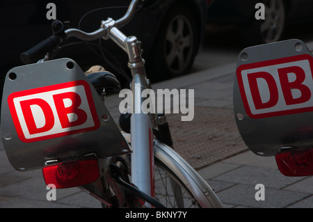 Fahrräder für können mieten gesehen in München, Deutschland betrieben von DB oder die Deutsche Bahn und freigeschaltet und per Kreditkarte eingestellt werden. Stockfoto