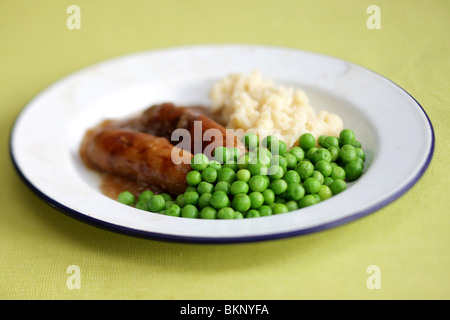 Frisch gekochte und zubereitete Mahlzeit aus Würstchen und Kartoffelbrei mit Erbsen und Soße und keine Leute Stockfoto