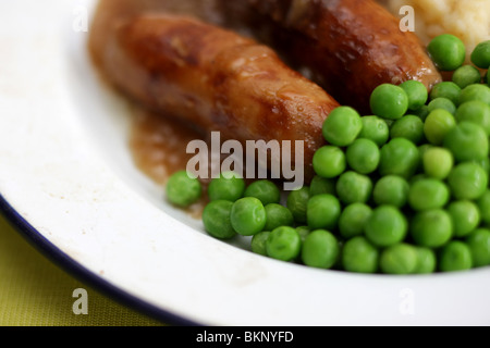 Frisch gekochte und zubereitete Mahlzeit aus Würstchen und Kartoffelbrei mit Erbsen und Soße und keine Leute Stockfoto