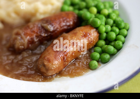 Frisch gekochte und zubereitete Mahlzeit aus Würstchen und Kartoffelbrei mit Erbsen und Soße und keine Leute Stockfoto