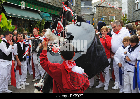 'Obby Oss' Day Feierlichkeiten in Padstow, Cornwall, uk Stockfoto