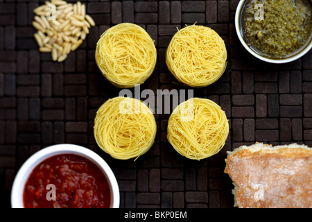 Authentische gesunden Trockenen italienischen Stil Vermicelli Pasta Nester mit Pesto fertig zu kochen Ohne Menschen Stockfoto