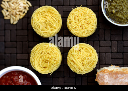 Authentische gesunden Trockenen italienischen Stil Vermicelli Pasta Nester mit Pesto fertig zu kochen Ohne Menschen Stockfoto