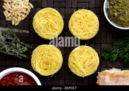 Authentische gesunden Trockenen italienischen Stil Vermicelli Pasta Nester mit Pesto fertig zu kochen Ohne Menschen Stockfoto