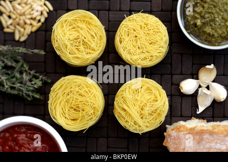 Authentische gesunden Trockenen italienischen Stil Vermicelli Pasta Nester mit Pesto fertig zu kochen Ohne Menschen Stockfoto