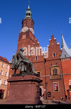 Wroclaw, Polen, April 2010--Rathaus auf dem Rynek (Marktplatz) und sitzende Statue von Alexander Fredro (polnischer Dramatiker, Stockfoto
