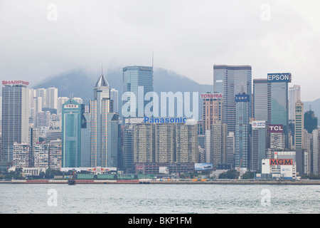 Gebäude sichtbar durch den Hafen von Hong Kong Stockfoto