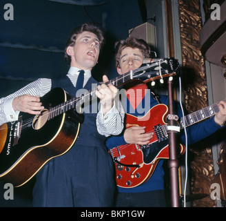 HOLLIES - UK-Gruppe im Februar 1964 Aufzeichnung für BBC Samstags-Club mit Graham Nash auf der linken Seite und Tony Hicks Stockfoto