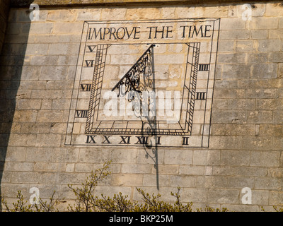 Eine Sonnenuhr an der Wand der St. Dionysius Church in Market Harborough, Leicestershire, England UK Stockfoto