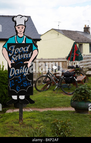 Pub Schild entlang des Brecon und Monmouthshire Kanals bei Gilwern, South Wales. Stockfoto