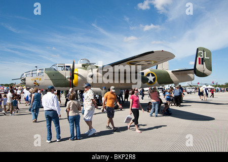 Ein mittlerer Bomber b-25 Mitchell WW2 steht auf dem Display auf der Stuart, Florida Stockfoto