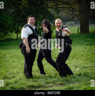 DREHARBEITEN ZU O/S "HOT FUZZ" (2007) NICK FROST, EDGAR WRIGHT (DIR), SIMON PEGG FUZZ-001-F02 Stockfoto