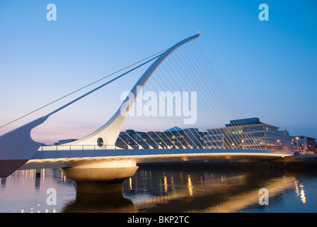 Die Samuel Beckett Bridge bei Nacht. Stockfoto