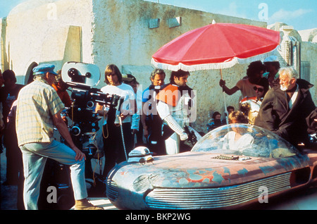 DREHARBEITEN PRODUKTION (ALT) HINTER DEN KULISSEN (ALT)-STANDORT (ALT) AM SET (ALT) O/S "STAR WARS" (1977) MIT MARK HAMILL, ANTHONY Stockfoto