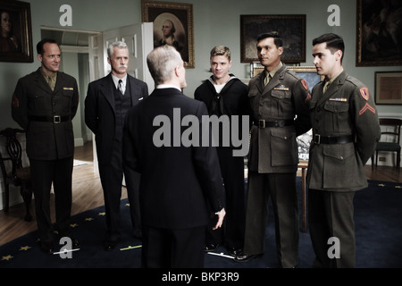 MARKIERUNGSFAHNEN UNSERER VÄTER (2006) RYAN PHILLIPPE, ADAM BEACH, JESSE BRADFORD FOOF 001-04 Stockfoto