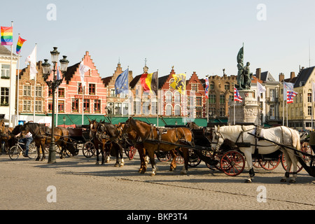 Pferde warten auf Touristen in den Marktplatz zu Kutschfahrten rund um Brügge Stockfoto