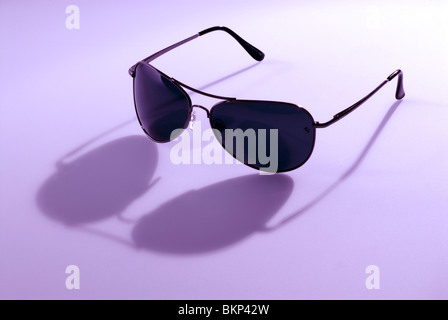 Ray-Ban Aviator Sonnenbrillen isoliert im studio Stockfoto