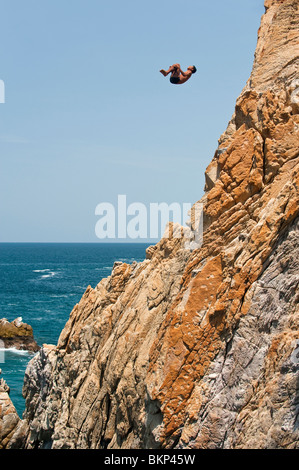 Klippenspringer in einen Purzelbaum, La Quebrada, Acapulco, Mexiko Stockfoto