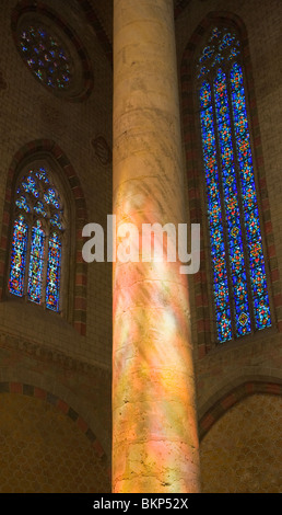 Glasfenster mit Sonnenschein Reflexionen über Stein Säule innen Kirche der französischen Haute-Garonne Jacobins Toulouse Stockfoto