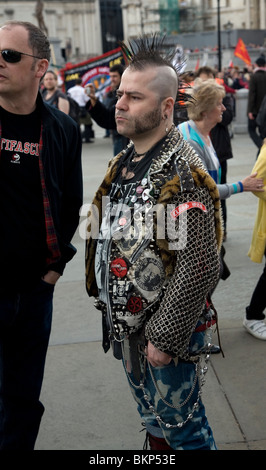Mann verkleidet als Punkrocker, London, England Stockfoto