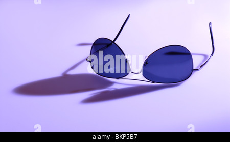 Ray-Ban Aviator Sonnenbrillen isoliert im studio Stockfoto