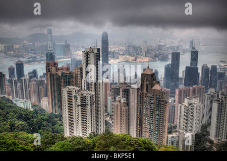 Hohe Gebäude in Hong Kong Island City Zentrum mit dem Hafen im Hintergrund (wie von der Spitze zu sehen) Stockfoto