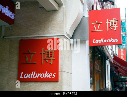 Ladbrokes Wetten-Shop in Chinatown, Soho, London, England Stockfoto