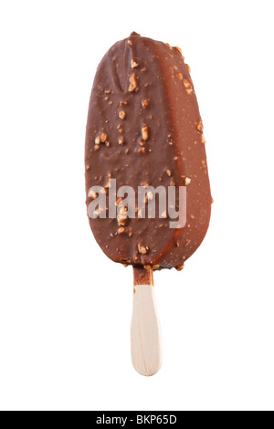 Eis mit Schokolade und Mandeln bedeckt. Stockfoto