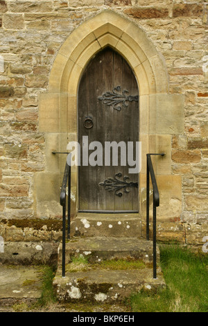 Torbogen mit reich verzierten Metall Scharniere an der Seite von Aysgarth Kirche, Yorkshire Dales, England. Stockfoto