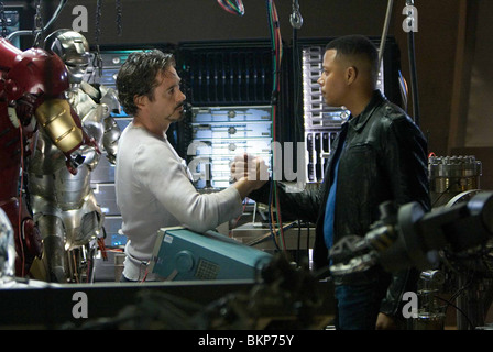 IRON MAN (2008) TERRENCE HOWARD, ROBERT DOWNEY JR JON FAVREAU (DIR) IMN 001-04 Stockfoto